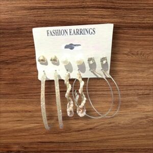 Women's gold and pearl earrings set